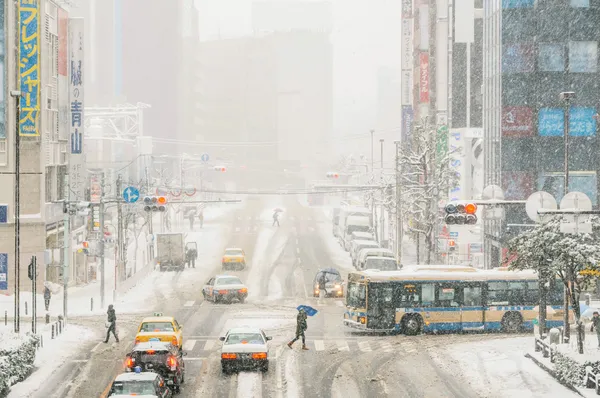 Les gens marchent dans la tempête de neige — Photo