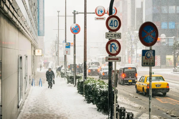 Le persone camminano durante la tempesta di neve — Foto Stock