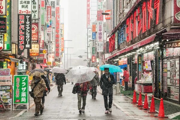 La gente camina durante tormenta de nieve — Foto de Stock