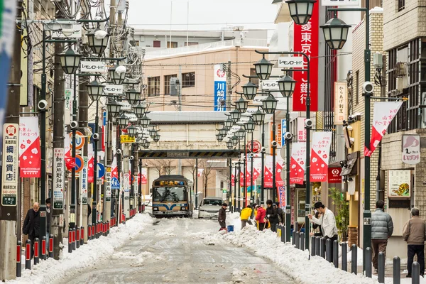 Japanese people removes snow on road — Stock Photo, Image