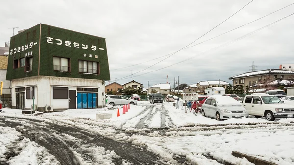 雪の嵐を通過後の車 — ストック写真