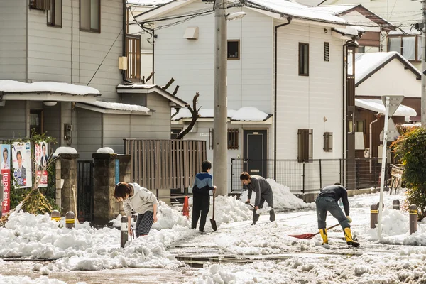 Japoneses quitando nieve — Foto de Stock