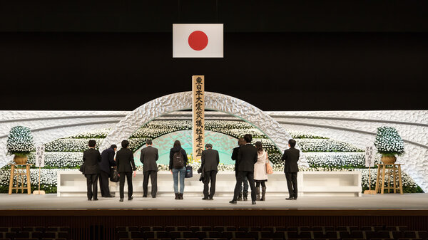 Японцы молятся о жертвах землетрясения и ядерной катастрофы
