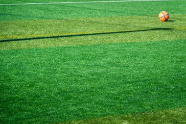 Turuncu futbol topu