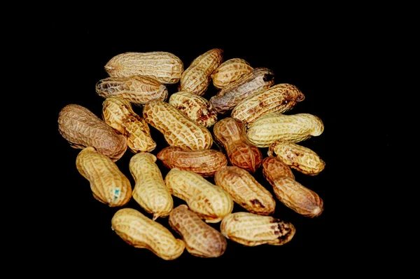 Cacahuètes sur fond noir — Photo