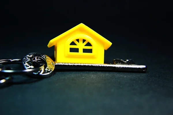 Brelok z klucz i dom — Zdjęcie stockowe