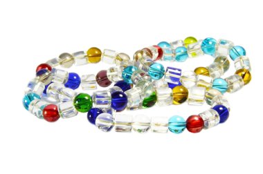 beyaz zemin üzerinde bilezik