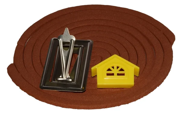 Комариный катушка с подставкой и символом дома — стоковое фото