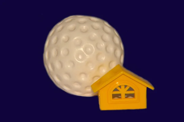 Гольф м'яч і будинок — стокове фото