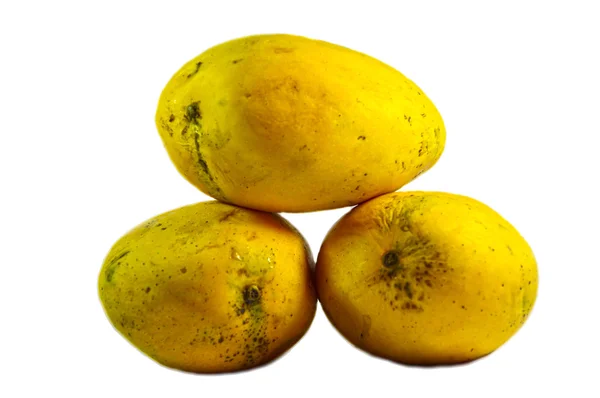 Три складені манго на білому — стокове фото