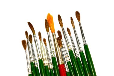 yeşil ve kırmızı boya fırçaları