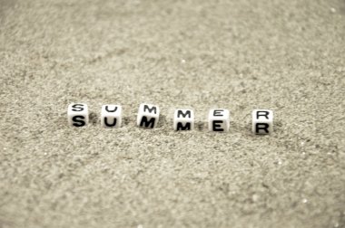 Çölde kum harflerle yaz blokları