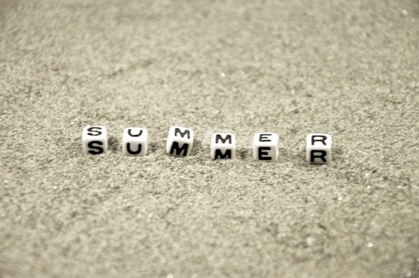 Çölde kum harflerle yaz blokları