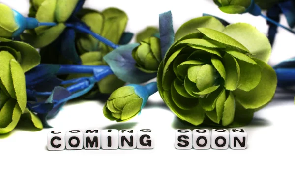 Coming soon met groene bloemen — Stockfoto