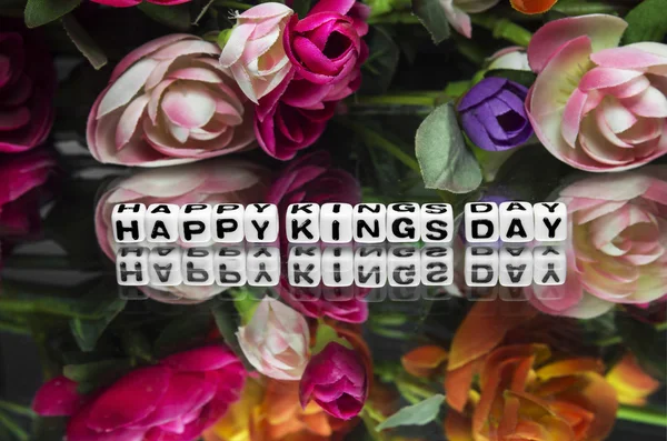Happy βασιλιάδες μήνυμα ημέρα με λουλούδια — Φωτογραφία Αρχείου
