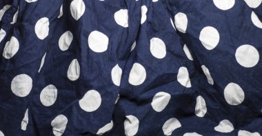 büyük beyaz noktalar üzerinde mavi