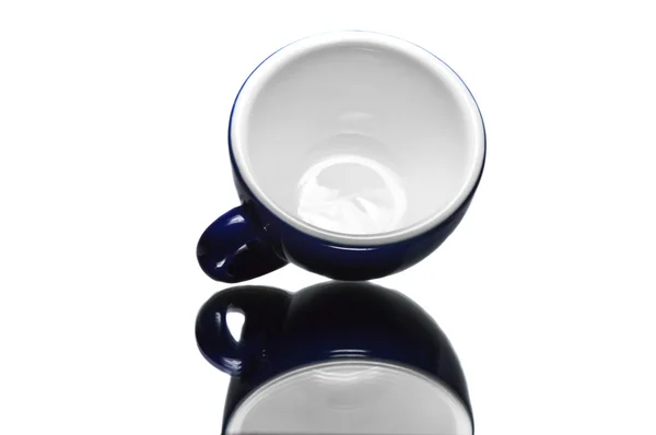 Lege blauwe cup met reflectie — Stockfoto