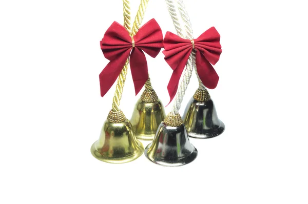 Четыре настоящих рождественских колокола с красной лентой — стоковое фото