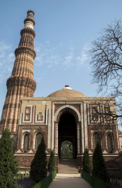 Qutb minar en poort