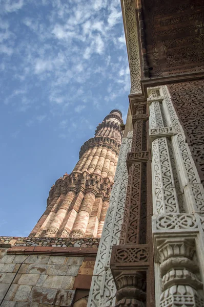 Qutub architettura minare e parete — Foto Stock