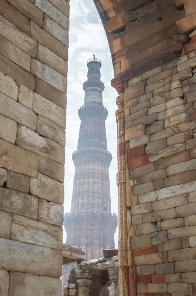 Qutub vista minare da arco — Foto Stock