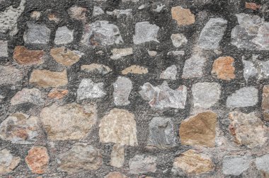 siyah, beyaz ve kırmızı taş duvar