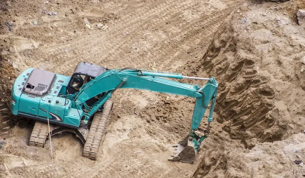 Heavy earth mover digging — Stock Photo, Image