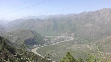 Naldehra 'daki Tattapani Vadisi' ndeki Sutlej veya Satluj Nehri 'nin Panaromik Manzarası