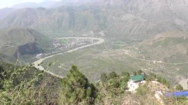 Naldehra 'daki Tattapani Vadisi' ndeki Sutlej veya Satluj Nehri 'nin Büyük Panaromik Manzarası