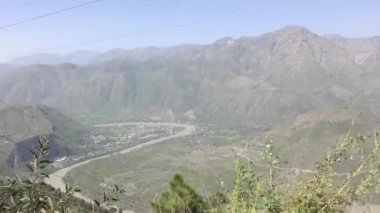 Naldehra 'daki Tattapani Vadisi' ndeki Sutlej veya Satluj Nehri 'nin Güzel Panaromik Manzarası' ndan geçiyoruz.