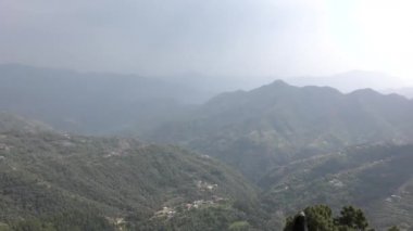 Tara Devi Shimla Himachal Pradesh 'e Himalaya' nın yeşil dağ tepelerindeki sis.
