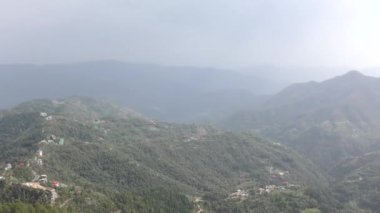 Derin vadiler ve Himlayan yeşil dağları Tara devi Shimla Himachal Pradesh