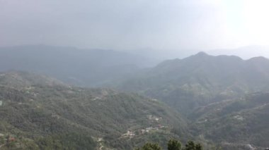 Tara Devi Shimla Himachal Pradesh 'teki Himalaya yeşil dağlarındaki mavi sis.