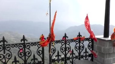Tara Devi tapınağında dinsel kutsal safran turuncu bayraklar dalgalanıyor Shimla Himachal Pradesh