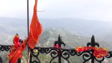 Tara Devi tapınağında dindar Saffron bhagwa bayrakları dalgalanıyor Shimla Himachal Pradesh