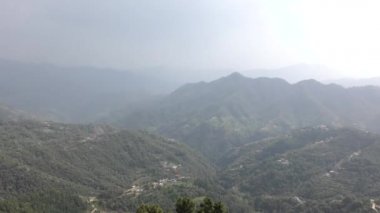 Tara Devi Shimla Himachal Pradesh 'te mavi buğulu derin yeşil vadi köyleri.