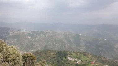 Tara Devi Shimla Himachal Pradesh 'teki Himalayaların yeşil dağ ve vadilerinin panoramik manzarası