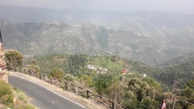 Tara Devi Shimla Himachal Pradesh 'in aşağısındaki dağlarda ve yeşil vadilerde bulutlar