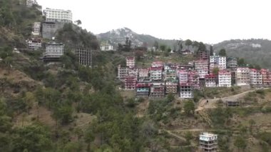 Himalaya Vadisi 'nin aşağısından Himachal Pradesh Vadisi' ne bakan köy ve evler görülüyor.