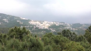 Himalaya 'nın Shimla vadisinden Himachal Pradesh' in yüksek dağları ve Shimla şehri manzarası.