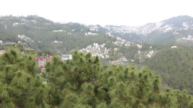 Himalayalı Shimla Vadisi 'nden şehir ve diğer dağların manzarası Himachal Pradesh