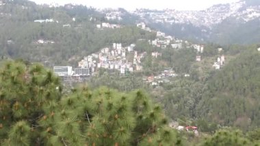 Himachal Pradesh 'teki derin himalaya Shimla vadisini ve şehir manzarasını gözler önüne seriyor.