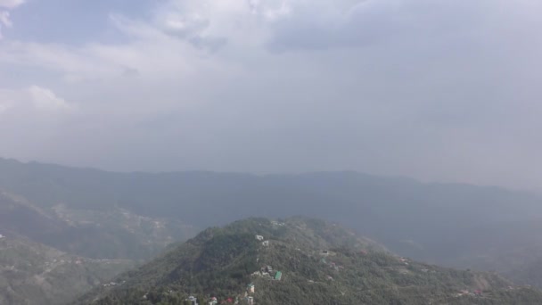 在Tara Devi Shimla Himachal Pradesh越过山谷的高山景观 — 图库视频影像