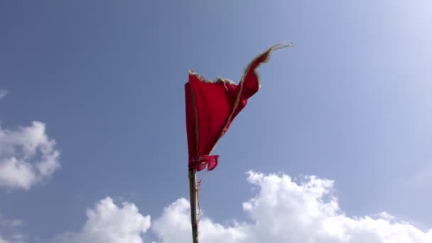 Religiöse Safran Bhagwa Orangefarbene Flagge Die Zwischen Wolken Tara Devi — Stockvideo