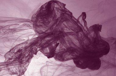 Su sıvısında serbest hareket eden siyah alkol damlası soyut dokular sıvı ve gölgeli sıvı sanat.