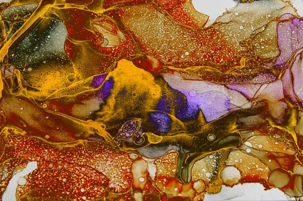 アルコール水の上に白いインクと黄金の塵の小さな滴抽象的なテクスチャの流体芸術金の輝きと色合いと液体 — ストック写真