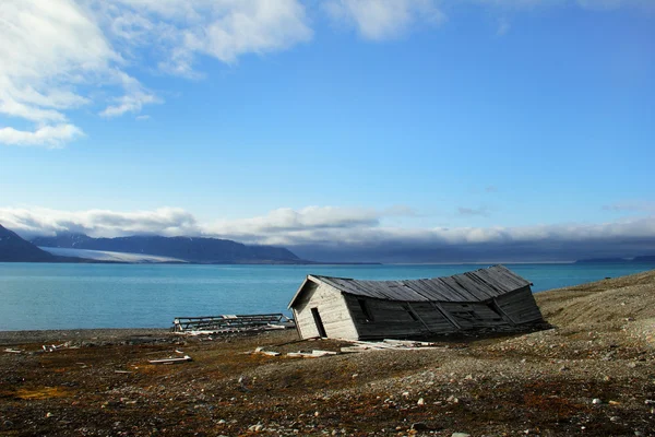 Casa abandonada en la orilla del Mar de Groenlandia — Foto de Stock