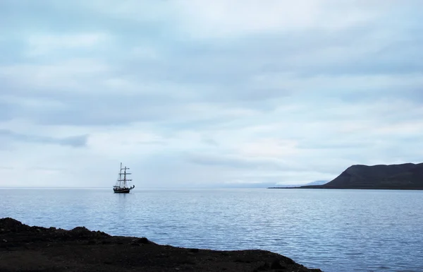 航行船舶停靠港的朗伊尔城，istfjorden，斯匹次卑尔根 (斯瓦尔巴群岛），格陵兰海 — 图库照片
