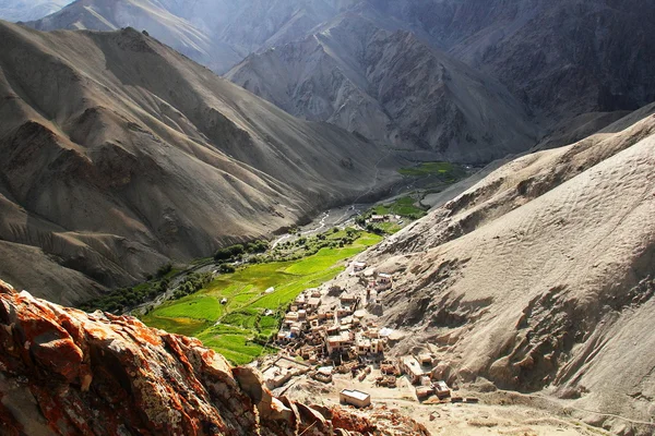 Villaggio Runback, vista dalla cima della montagna, catena montuosa Ladakh, India settentrionale — Foto Stock