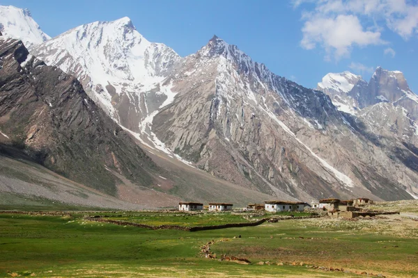 Village under mountain in Northern India — Stock Photo, Image